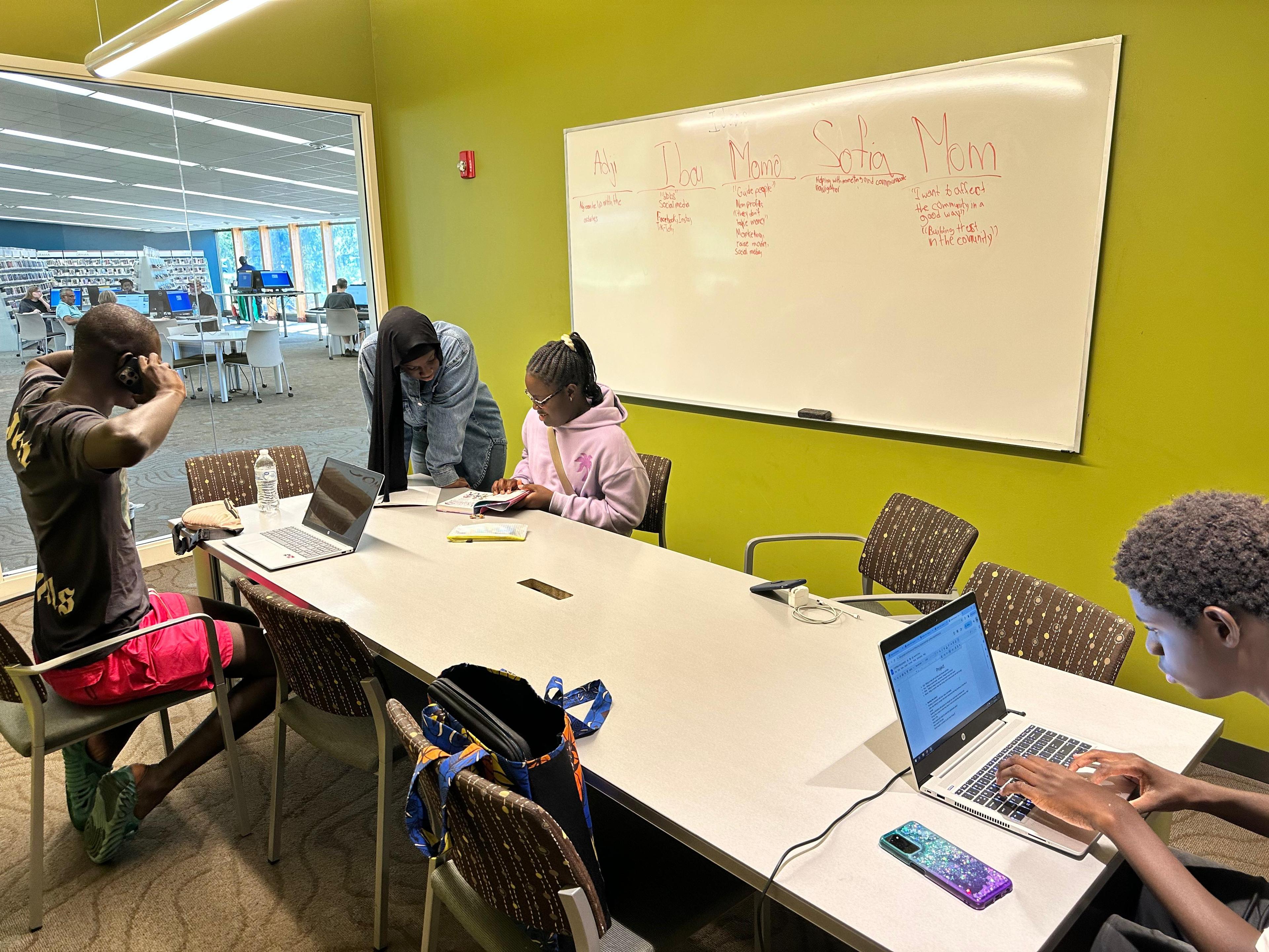 Xaritoo students working together during an academic support session
